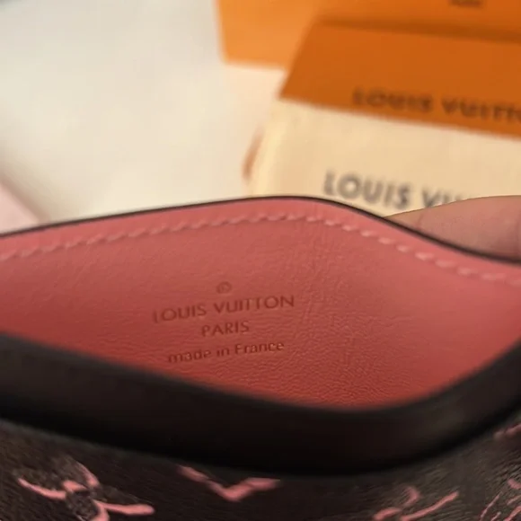 NWT LIMITED EDITION LOUIS VUITTON CARDHOLDER - Picture 3 of 3